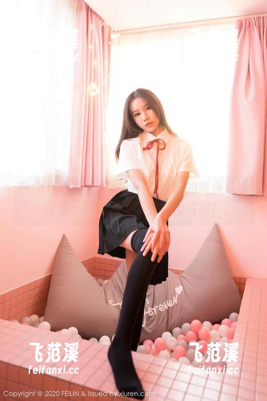 Feilin嗲囡囡 - Celina青妍的粉色写真合集——让我闭嘴的甜蜜瞬间！