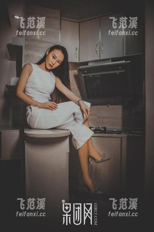 GIRLT果团网 - 萌神妹妹的红裙写真，突然冒出个小仙女，真是被意外惊艳到了，图包快来啊！