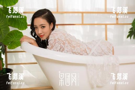 GIRLT果团网 - 猜猜蜜桃Q妹儿在牛仔裤里面藏了啥？图片合集请自取！