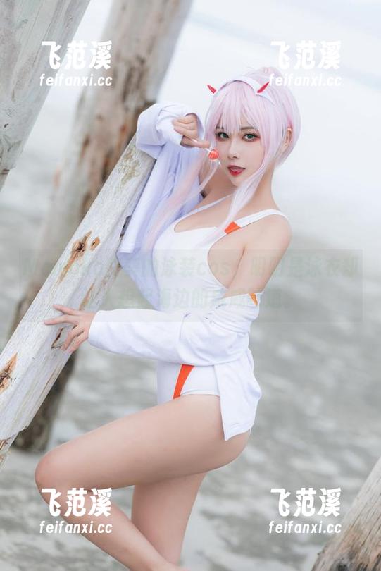 Momoko葵葵的泳装cos，明明是泳衣却让人想起海边的咸咸味道。