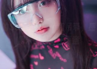 照片里的Son Ye Eun和吊带,感觉比我周末的懒觉还惬意