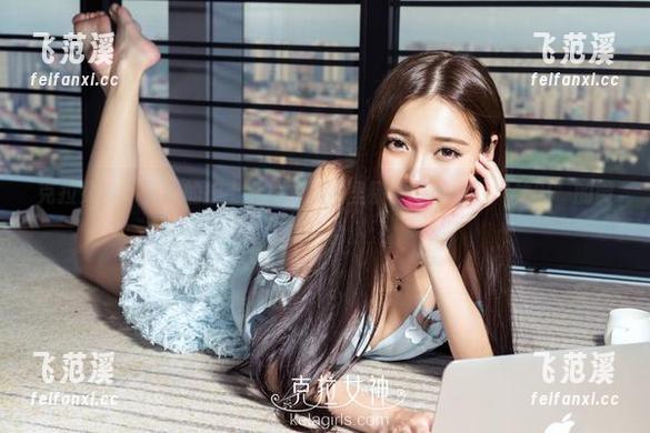 克拉女神 - 嘉萌的护士私拍，照片里那种“职业”“休闲”的微妙结合。