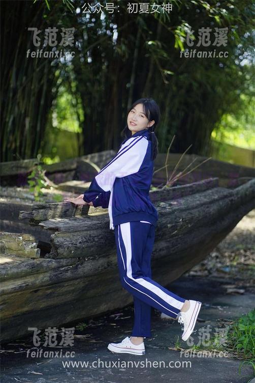 初夏女神-依依 初夏女神 - 依依的工装与高跟鞋对话,套图精选里的“别具一格”