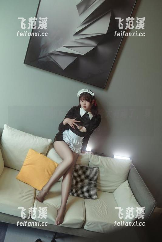 图片里，她的反差修女套路太有趣了，夏夏子真会玩。