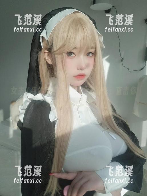 女主K 女主K与她的“女仆”:无圣光,直击你灵魂深处的眼神。