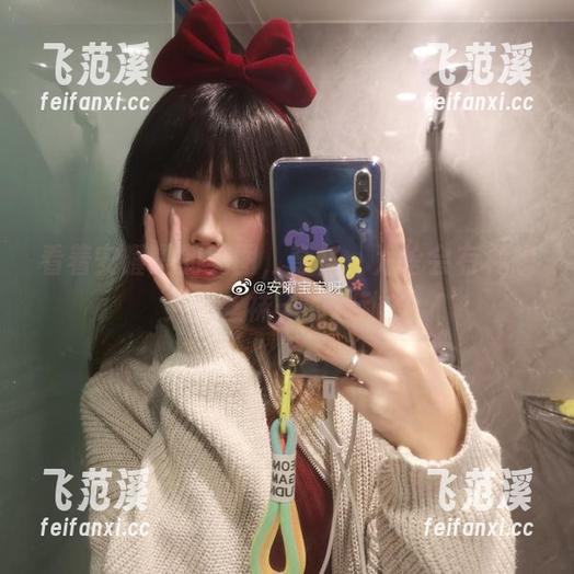 看着安曜曜的美图，奇怪，为啥会有种想买白丝袜子的冲动？