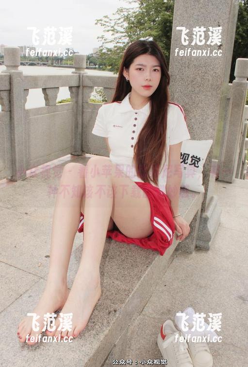 小众视觉 - 看小苹果的比基尼写真，有一种不知该不该下载的微妙感。