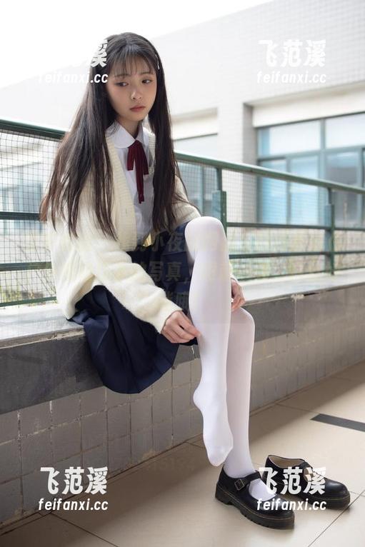 森萝财团 - 找到小夜的网盘，打开那组《户外慢动作》的写真，眼前一亮，白丝好迷哦！