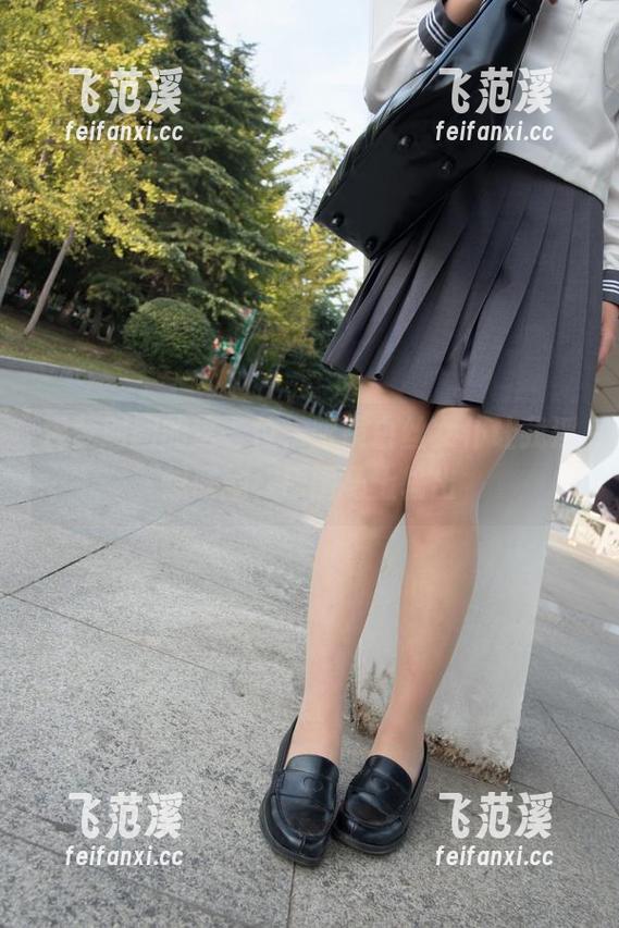 森萝财团的这一位，眼镜白丝女仆让我浮想联翩，原图马上输出