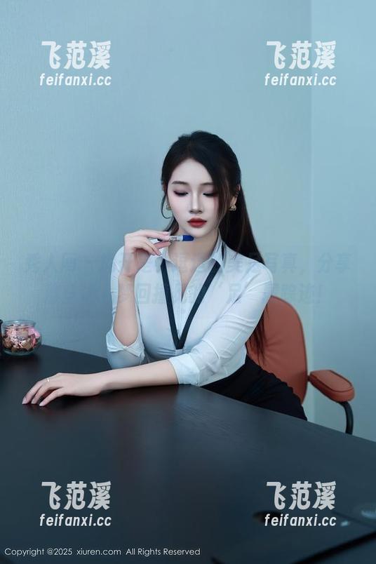 秀人网 - 揭开是小逗逗的美足写真，分享那些让人梦回撞见的‘足’履踪迹！