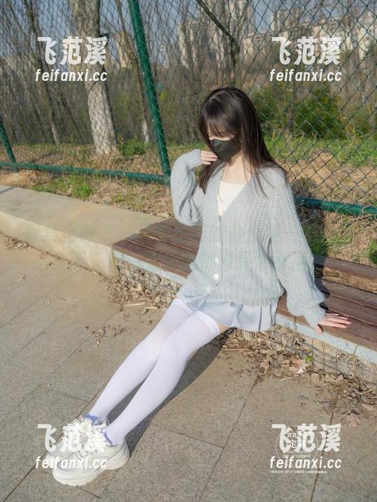 紧急企划 - 一只喵喵梓的办公桌——无圣光下，每一张套图都像是个小插曲