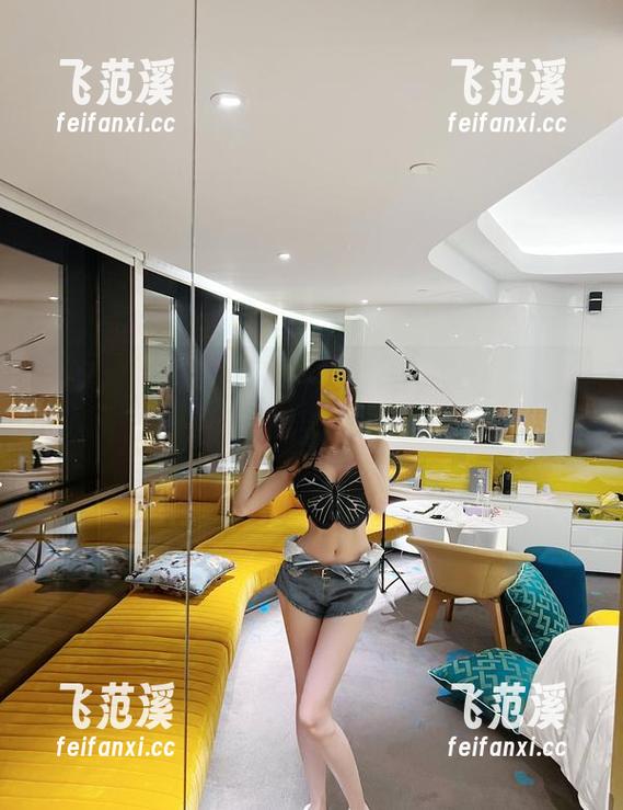 微密圈 - 在线游览！葛征以黑丝网洞袜和抹胸装，给美图增添了满满的时髦感。