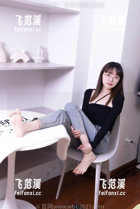 袜啵啵 - 写真视界：小甜豆与薄咖啡丝的甜蜜旋律