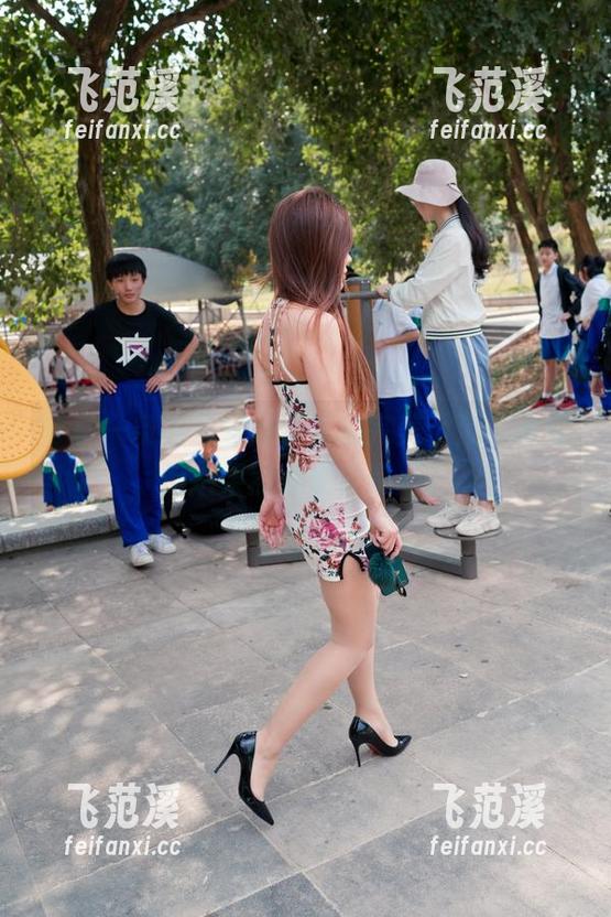 魔镜街拍 分享一条灰色紧身长裙的完美示范,魔镜街拍果然是业界良心。